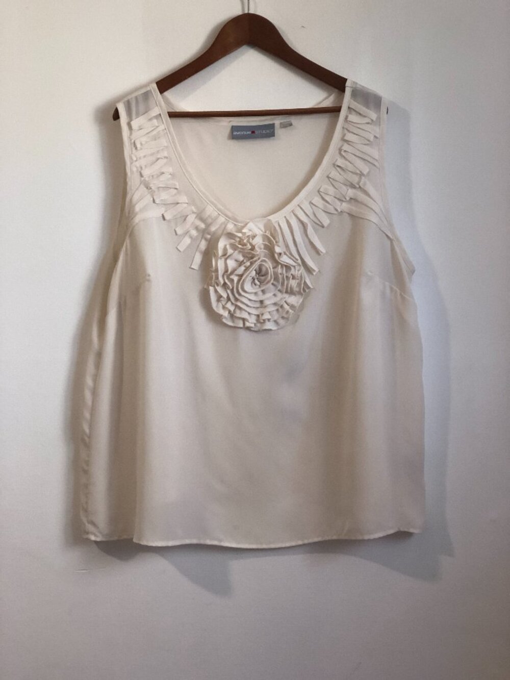 Ivory Sleeveless Blouse Ribbon Detailing + Fabric Rosette Size 22 Avenue Studio